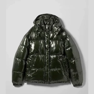 Weekday puffer jacka - Grön puff/puffer jacka från Weekday. Köptes här på Plick men kommer inte till användning! Från Herravdelningen så lite oversized, men sitter snyggt och är i jättebra skick! 