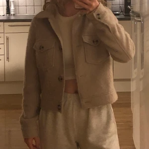 Beige-grå jacka - Superfin beige jacka med skitsnygga bruna knappar som jag inte använder längre, köpt hösten 2019 men knappt använd det senaste året! Köpare står för frakt❤️‍🔥