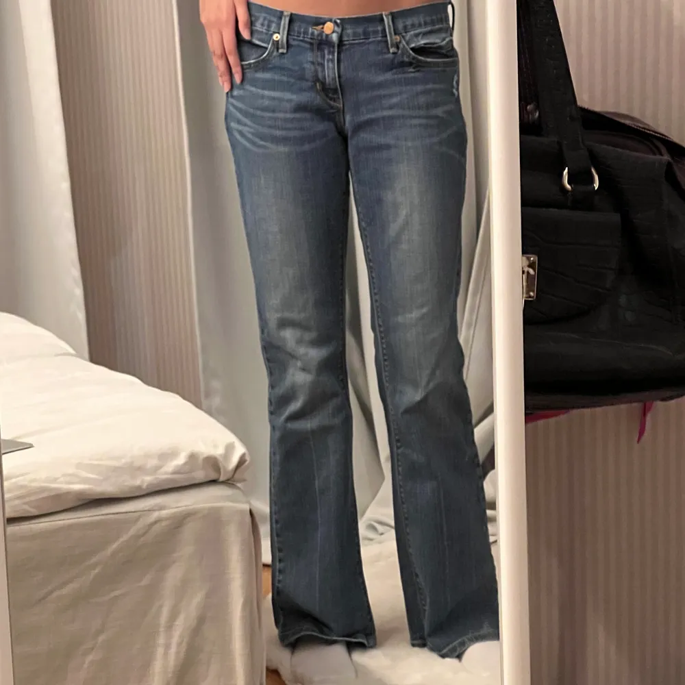 Ett par skiitsnygga lowrise bootcut levis jeans som knappt e använda🤍 midjemåttet är ca 85cm när de är på och innerbenslängden är typ 79cm💗 Det står också att de är i storlek M men skulle säga att de är S. Snälla buda bara med seriösa bud🙏. Jeans & Byxor.