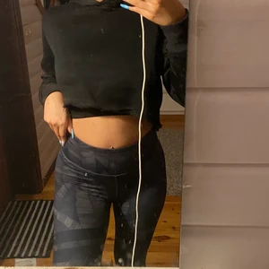 Stronges tränings byxor  - Träning byxor från stronger, med blad liknade mönster på. Säljer för 100kr plus frakt 88kr 📦 