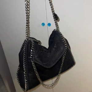 Väska - Säljer denna Stella McCartney liknande väskan, i superfint skick❤️❤️