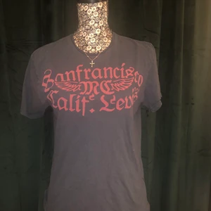 Vintage levis sanfransisco thirt - En vintage levis tshirt med sanfransisco tryck oklart om den kommer därifrån. Köparen står alltid för frakten, köp direkt för 160kr+frakt