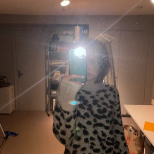 Sticka tröja  - Skön stickad tröja. Den är varm och har långa ärmar passar perfekt under tjockare jackor och kallare dagar frakten läggs till men kan även mötas upp i Stockholm. Pris kan diskuteras 