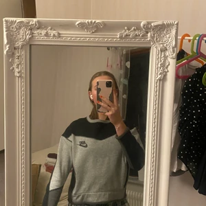 Över tröja från nike - En super fin tröja man kan ha över när man tränar eller bara en vanlig dag. Är en kortare tröja med coola armar. I storlek S. Köpare står för frakt, 62kr 