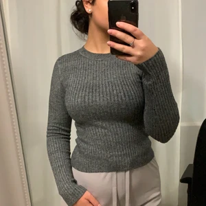 Tröja - Denna varma och sköna tröjan köptes förra året på H&M och är knappt använd. Tjockt material vilket är perfekt nu under vintern💕💕
