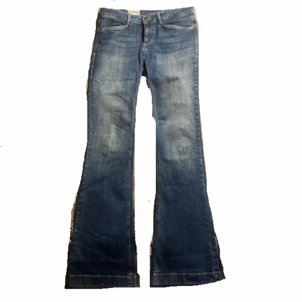 Så fina blåa bootcut jeans, önskar att jag inte behövde sälja dem men dem är för långa:-( är helt oanvända och är inköpta från Zalando💕 frakt 66/79💕 skriv för frågor . Jeans & Byxor.