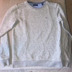 Gant logo, grå, stl: 156-164 - Gant logo lady, grå, stl: 156-164, skulle säga att det motsvarar xs, jag är 164 lång och väger 60kg, passar perfekt, nyckick, använd sparsamt vid ett fåtal tillfällen, inköpt 850kr, mitt pris 350kr+frakt