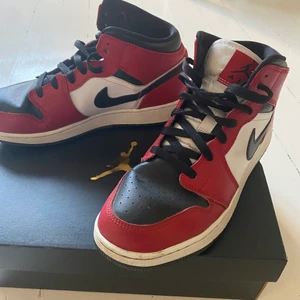 Jordans - Säljer mina Air Jordan 1 Chicago black toe, skorna är i storlek 40 men passar 39 också. Köpta på footlocker 
