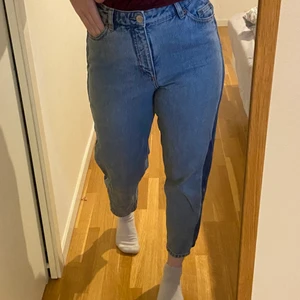 Monki  - Jeans från monki, är osäker på storleken, men jag är 158 cm och brukar ha s/m i byxor. Köparen står för frakten 