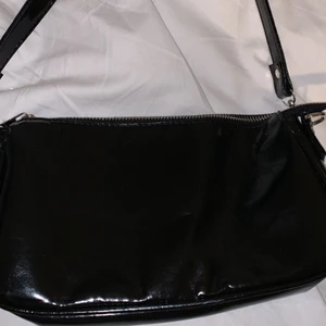 Glansig baguetteväska  - Fint skick, säljs pga att jag inte använder längre.