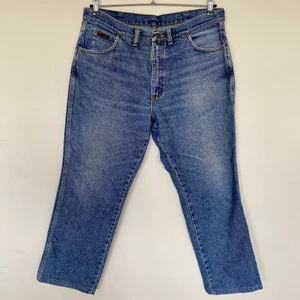 Wrangler jeans - Fantastiska vintage originaljeans, mycket "främmande saker" stil, som 80- och 90-tal. Inga defekter. Visad storlek L för män, kan bäras L-3XL för kvinnor. Höfter 126, längd 96 cm, midja 94 cm. Jag skickar från Lettland, så det tar några dagar längre. ENG- Great vintage original jeans, very “stranger things” style, like 80s and 90s. No defects. Shown size L for men, can be worn L-3XL for women. Hips 126, length 96cm, waist 94cm. I ship from Latvia, so it will take a few days longer.