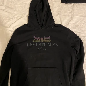 Levis hoodie - En fin levis hoodie i perfekt skick, det är en storlek S. Säljer pågrund av att den är för liten på mig. Den är sparsamt använd.