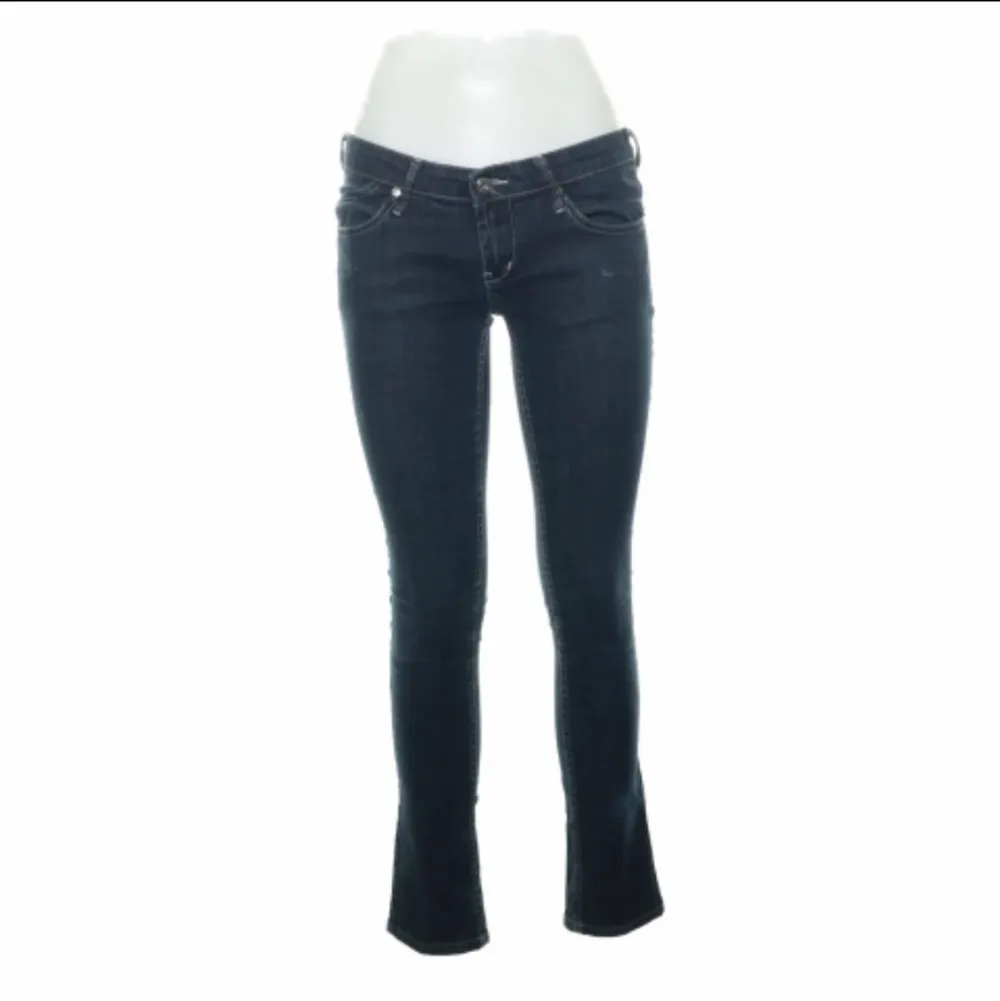 Super söta lågmidjade jeans köpta från sellpy som ej kommer till andvänding💖. Jeans & Byxor.