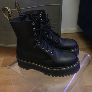 Dr. Martens Jadon EU 39 - Dr Martens Jadon i nyskick, använd endast 1 gång. Nypris 2300