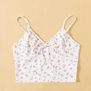 Gulligt linne med blommor - Super fint linne med små blommor och en rosett. Säljer den då jag råkade beställa dubbelt. Storlek medium men passar small och xs också beroende på hur man vill att den ska sitta.