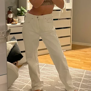Vita jeans🤗 - Vita 90s jeans från Gina som tyvärr är lite stora😞 Ville ha dem lite baggy så tog strl 40 så de sitter snyggt på en 36a!🥰
