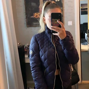 Michael Kors jacka  - Sjukt fin mörklila Michael Kors jacka jag fått i present, använd 1 gång/ nyskick storlek XS men passar S