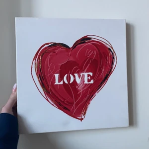Tavla - Säljer denna tavla pga ingen användning. Vit tavla med ett hjärta på med trycket ”love”