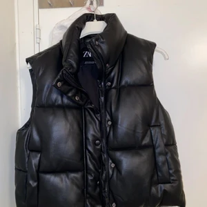 Skinnväst från zara - Säljer min fina skinnväst från zara son Tyvär inte kommer till användning❤️❤️