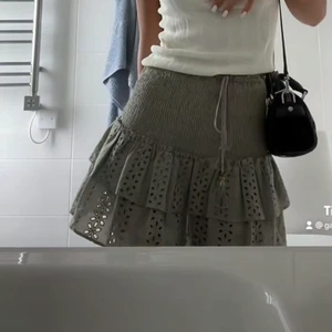 Zara kjol - Säljer min zara kjol!! Den är i nyskick änvänd 1-2 ggr  ❤️ sista bilden är lånad. Bud är 350 o direktpris 400 ❤️ Finns kvar tills den är markerad såld