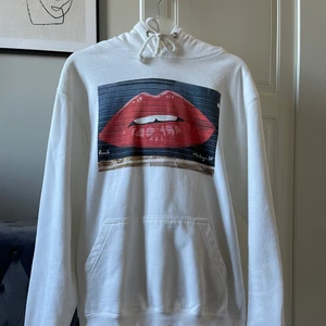 The cool elephant hoodie - The cool elephant hoodie i bra skick. Storlek XS. Nypris: 600 kr mitt pris: 190 + frakt🤝 hör av dig för mer bilder/info!