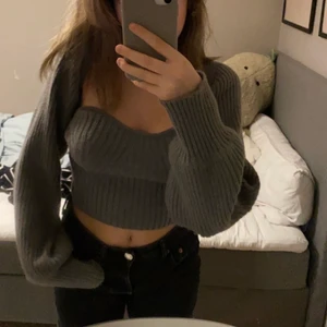 Topp - Säljer detta super trendiga och snygga setet i grå💕så fint och mysigt💕Frakten ingår inte💕Kommer ha BUDGIVNING! Köp direkt för 350 inklusivefrak💕