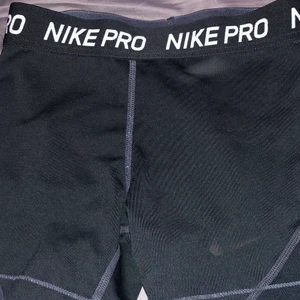 Nike PRO shorts  - Säljer ett par Nike PRO shorts!! Används till gymnastik men som nu inte kommer till användning pga små (tvättat mkt) strl i början va M (små i strl) men krympt så nu passar dom till xxs/xs!! Nike märket har gått bort ganska mkt och krympta så drf säljs billigt!! 20kr + frakt (står inte för frakten) skriv för bild o pris osv!!🖤