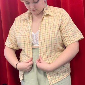 rutig t-shirt/skjorta med dragkedja - Supergullig kortärmad rutig skjorta med dragkedja!   - Just nu behöver vi i klass 19b från Rytmus Göteborg samla in pengar till vår klasskassa! Vi vill inte att någon ska missa något av studentens roligheter på grund av att alla inte har råd med alla kostnader som ingår. Så vi säljer nu en massa kläder! Fler plagg kommer så kan småningom! Är du intresserad av just detta plagg? Eller har du några frågor? Tveka inte om att höra av dig!