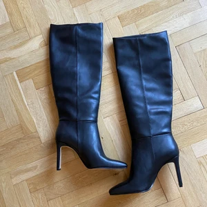 Svarta boots/stövlar - Snygga läder stövlar från H&M. Aldrig använda bara provade hemma. 