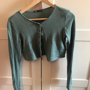 Kofta - Super söt kofta från Zara. Den är lite ljusare än vad det ser ut på bilden. Storleken är S men jag tycker än är mer xs eller mindre. Köpare står för frakt som jag kollar upp när den är såld. 