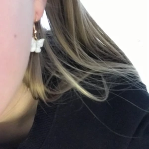 Vita glittrande super söta fjärilar!😍 - Super fina fjärils örhängen, gjorda av mig. Vita med glitter på. Nickelfria. Jag själv upplever ingen irritation😊. Jag var lite röd på örat på bild eftersom att jag hade haft ej nickelfria örhängen på mig. 