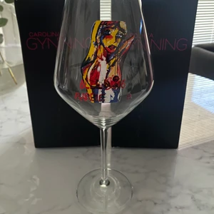 Rödvinsglas Carolina Gynning - Rödvinsglas från Carolina Gynning i motivet ”Bleeding Barbie” rymmer 75cl. Helt oanvänt, har bara stått som prydnad.  Nypris: 249:-