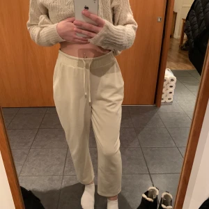 GADEROBSRENSNING!! - Ett par beiga jättesköna mjukisbyxor från NA-KD. Sparsamt använda. Storlek S och passar mig som är 170cm