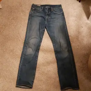 Fina levis straight leg jeans i storlek w28 l32. De är använda så de har rätt skönt vintage stuk. Säljes pga de är för små så det är därför dem sitter lite skinny på mig.