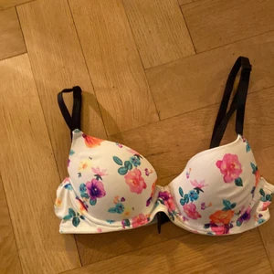 Victoria Secret ”PINK” bh - Bh i storlek 70a från Pink och Victoria Secret. Använd men i superbra skick 