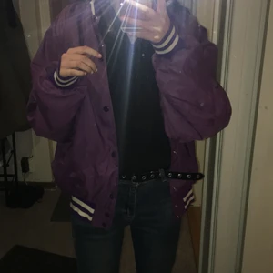 Baseboll jacka  - Säljer min skiiiit snygga lila baseboll jacka i storlek M/L. Har använt få gånger. Ny pris var 500 så säljer den för 300. Väldigt vintage/old. Kan mötas i Malmö 💞