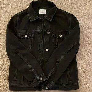 Zara jacka - En fin jeans jacka från zara! Bra och fin att ha nu till våren! Ej använd mycket, står att den är till 13-14 åringar! Tror att den ej går att köpa mer eftersom jag ej hittar den, köpt 2019. Den har blivit för liten, skriv ifall ni har några frågor :)