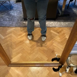 Blå jeans - Blå jeans ifrån zara med klippt hål💞