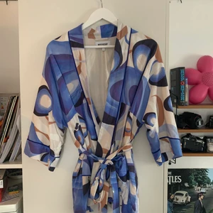 Kimono Weekday strl s - Superfin kimono använd en gång, pga inte mina färger.