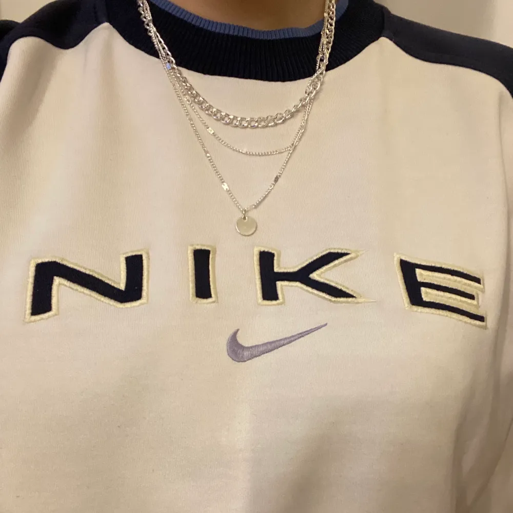 En jätte fin ÄKTA Nike sweatshirt, i perfekt skick! Skulle säga att den passar XS-M. Säljer denna då den inte längre kommer till användning längre💕. Tröjor & Koftor.