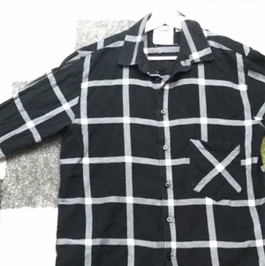 Cheap Monday skjorta storlek S - Skjorta från Cheap Monday i storlek S (men med något stor passform) 