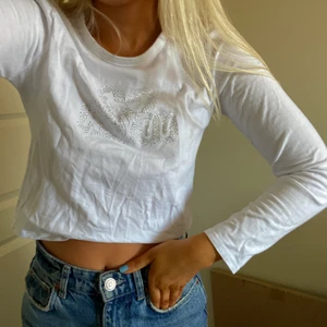 Vit långärmad med strass - Vit vanlig långärmad med strass. Knappt använd
