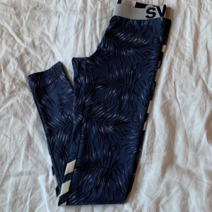 Svea träningstights  - Supersköna träningstights från SVEA💙logga på sidan och även vita streck vid smalbenet och vaden. Köpta för några år sedan men är sparsamt använda. Säljer för 90 kr + frakt!!💙