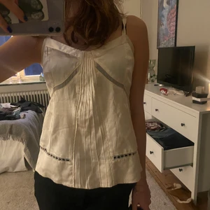 Linne  - Finaste linnet med super fina mönster som jag är lite osäker på att sälja så kom med egna bud, knappast använt!!