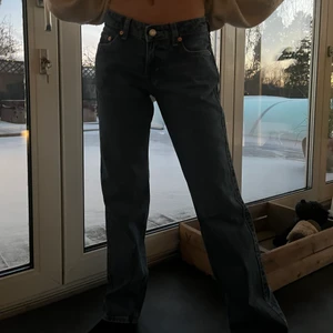 Weekday arrow Low waisted jeans  - Helt nya eftertraktade low waisted jeans från Weekday. Super fina men säljer dom pga för liten storlek för mig! Bilderna är på min kompis som är 164cm, på henne sitter dom perfekt! Köpte dom för 500kr 