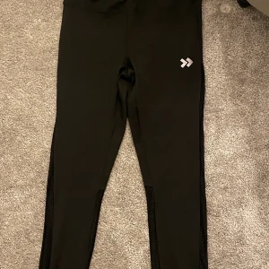 Svarta träningsbyxor - Svarta träningsbyxor. Kan mötas upp eller skickas. De stryks och tvättas innan den skickas/hämtas. Aldrig använd endast testad. Man kan välja spårbar frakt elr ej så pris på frakt kan ändras.