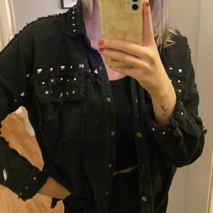 Jeansjacka  - Jeansjacka med nitar från Zara. Storlek L men passar S & M