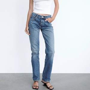 Säljer dessa trendiga Zara jeans i storlek 34. Säljer dem eftersom de sitter lite tajt på mig!💕 är ca 165 cm lång