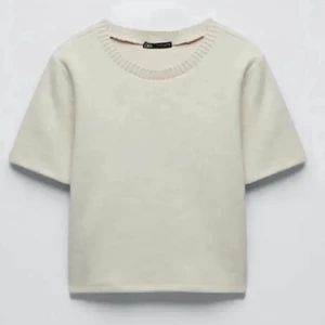 Zara topp - Säljer denna helt nya toppen från zara med prislapp kvar! Säljer även en likadan i svart också. Storlek S💓 Köp direkt 150+frakt💓