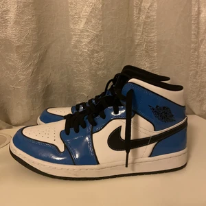 Air Jordan 1 Mid Signal Blue - Säljer dessa jättefina skor!! De är i jättebra skick då de endast använda 1-2 gånger. De är helt äkta och box tillkommer. De passar även storlek 43 särskilt om man har crease skydd. Nypris på restocks är 3110🥰 
